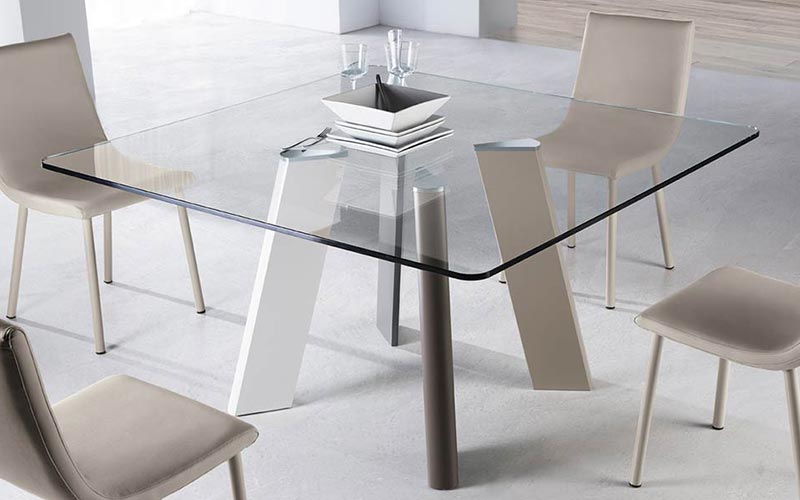 Detall taula menjador vidre transparent disseny